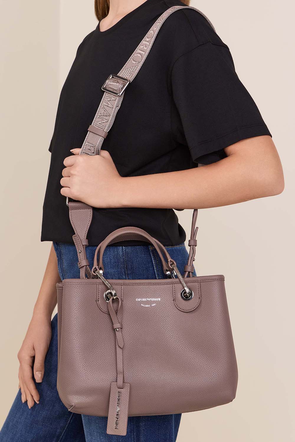 תמונת כל הלוק של תיק נשיאה סמול